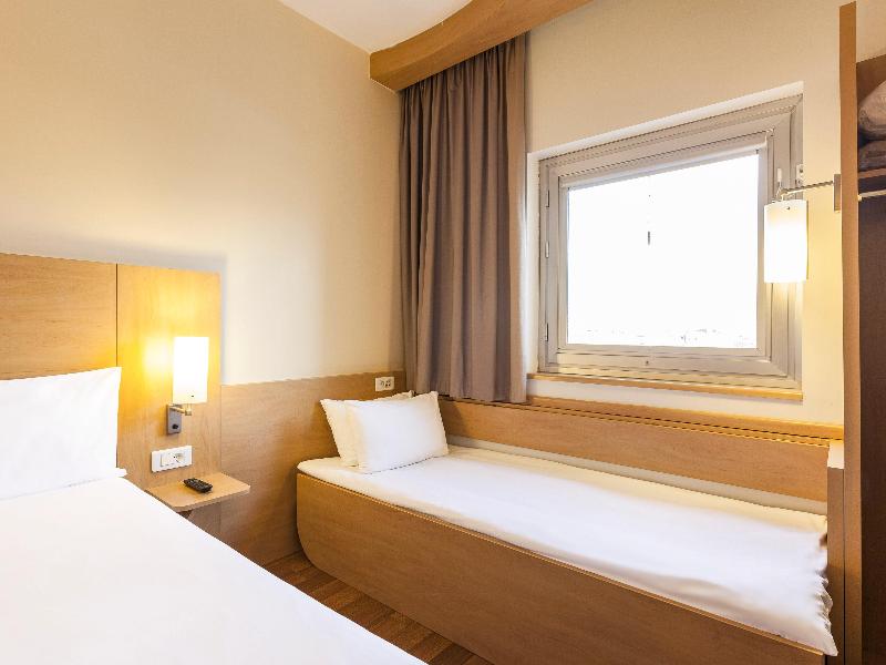 Ibis London Luton Airport image