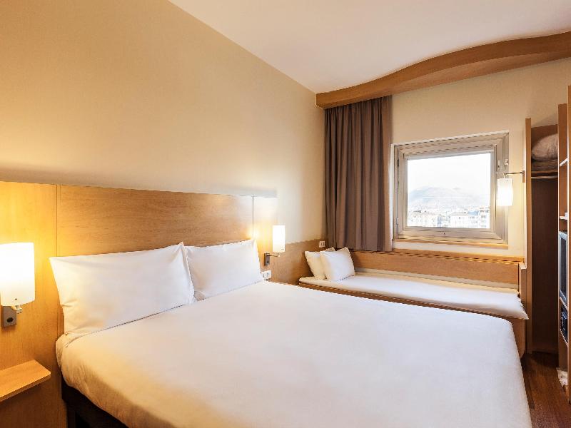 Ibis London Luton Airport image