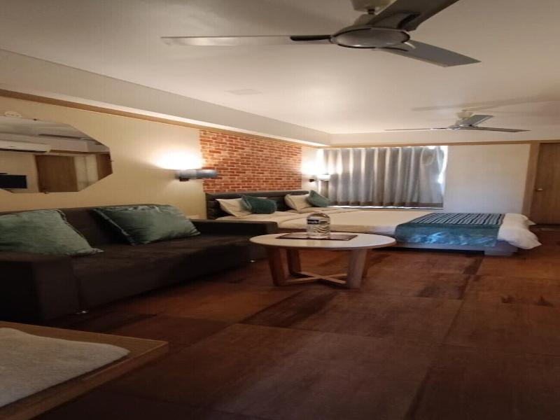 Hotel Everland Rajkot image