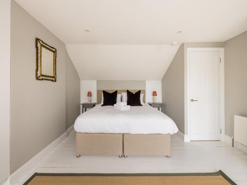 The Thames Embrace 3 Br Garden House image
