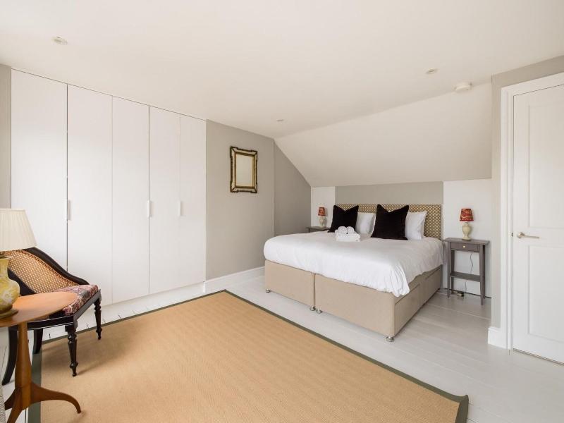 The Thames Embrace 3 Br Garden House image