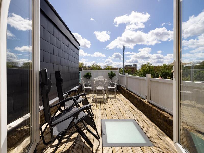 The Thames Embrace 3 Br Garden House image