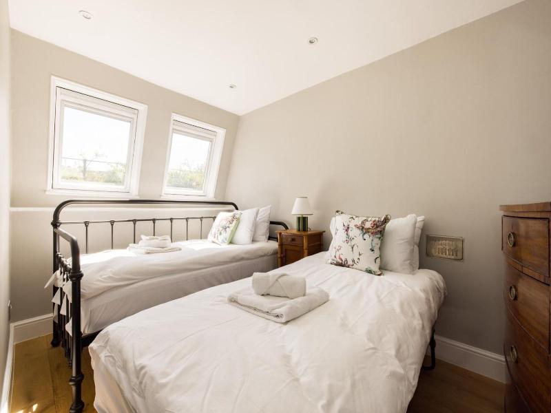 The Thames Embrace 3 Br Garden House image
