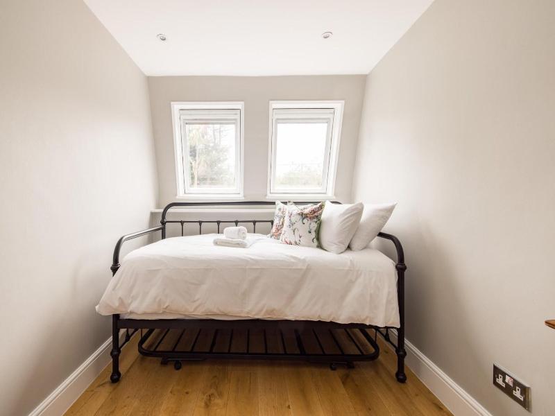 The Thames Embrace 3 Br Garden House image