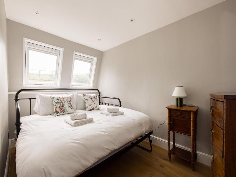The Thames Embrace 3 Br Garden House image