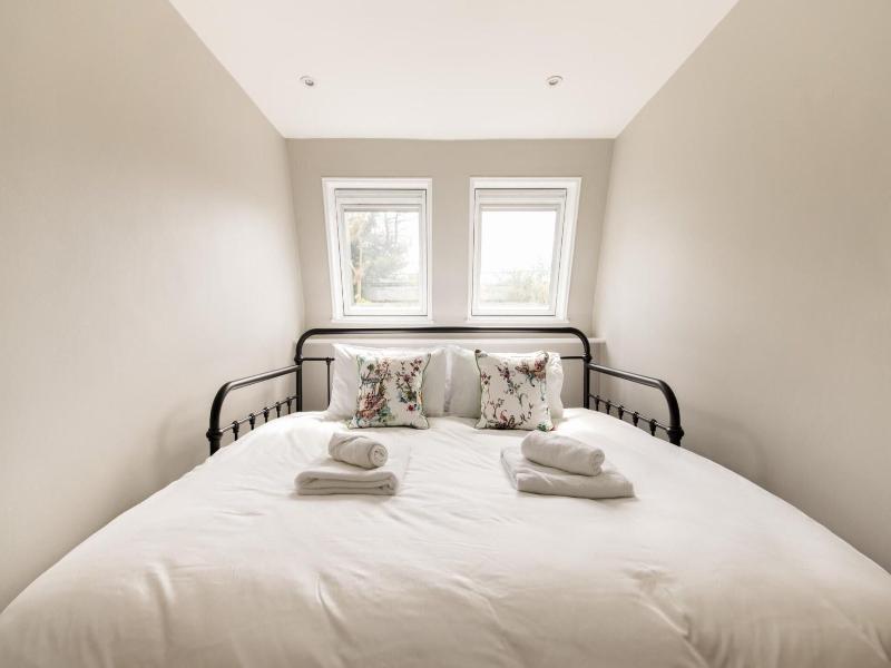 The Thames Embrace 3 Br Garden House image
