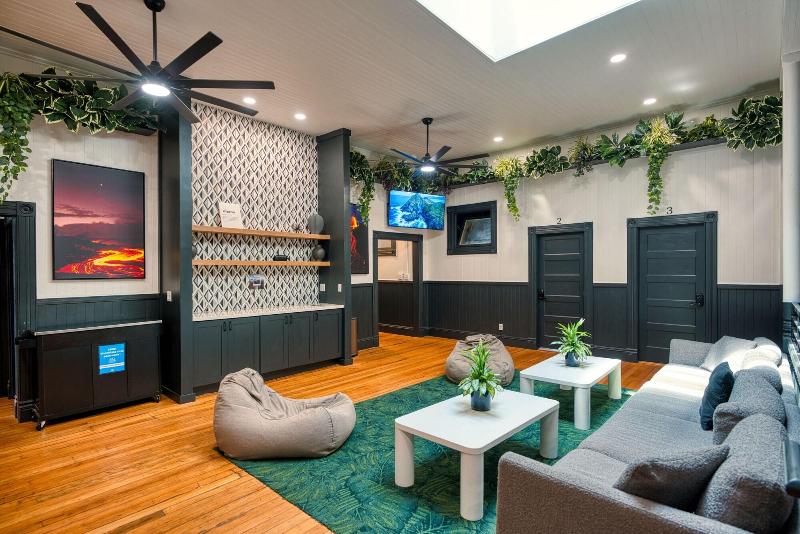 Howzit Hostels Hawaii image
