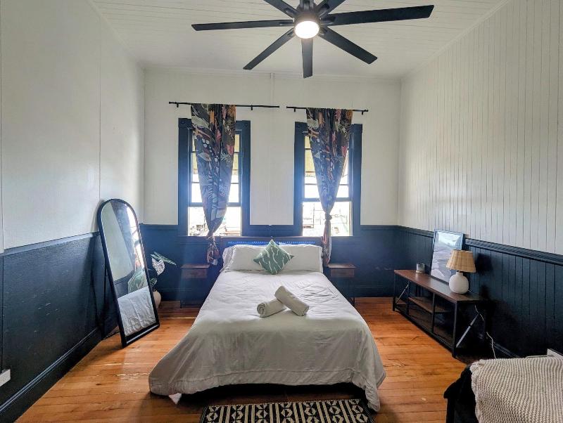 Howzit Hostels Hawaii image