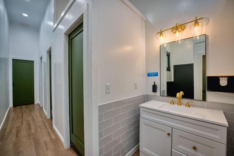 Howzit Hostels Hawaii image
