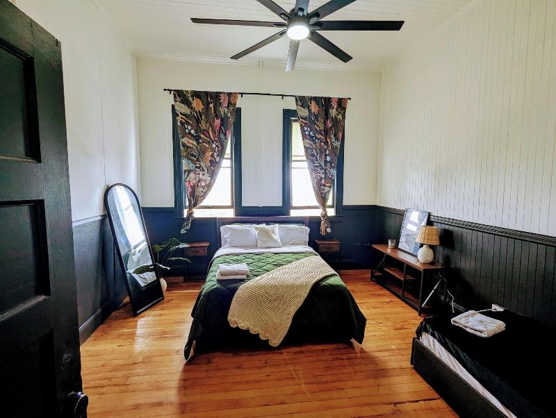 Howzit Hostels Hawaii image