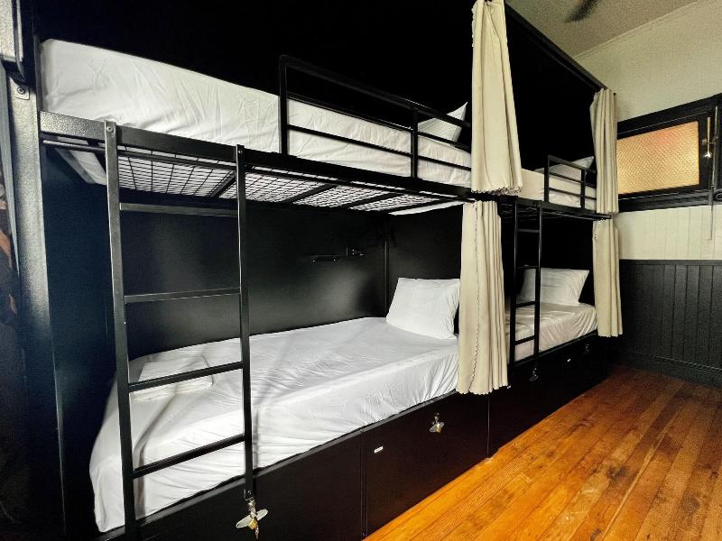 Howzit Hostels Hawaii image