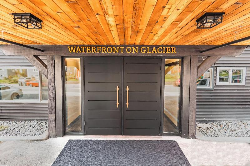 Waterfront On Glacier — general view
