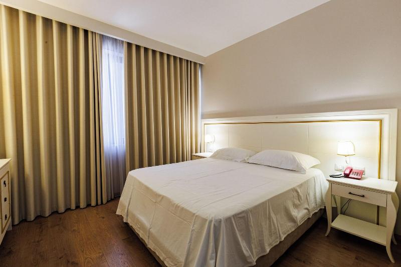 Riverside Rooms At Hotel Fieri image