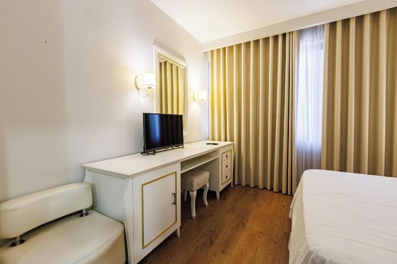 Riverside Rooms At Hotel Fieri image