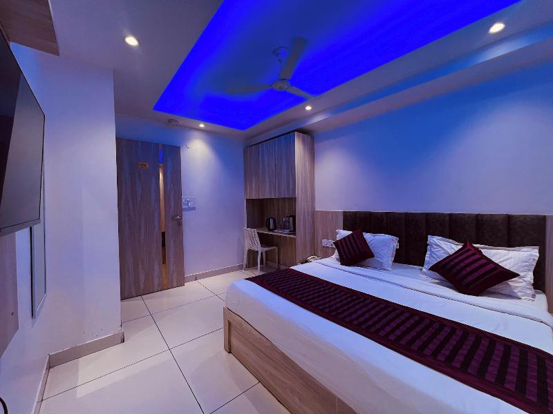 Hotel Luxury Inn image