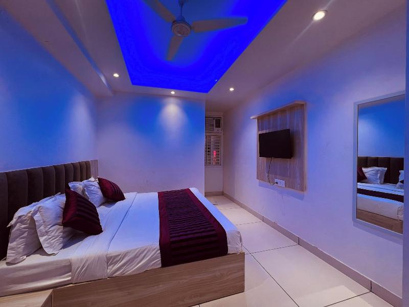 Hotel Luxury Inn image