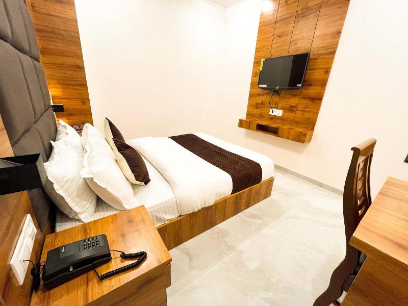 Hotel Grand Executive image