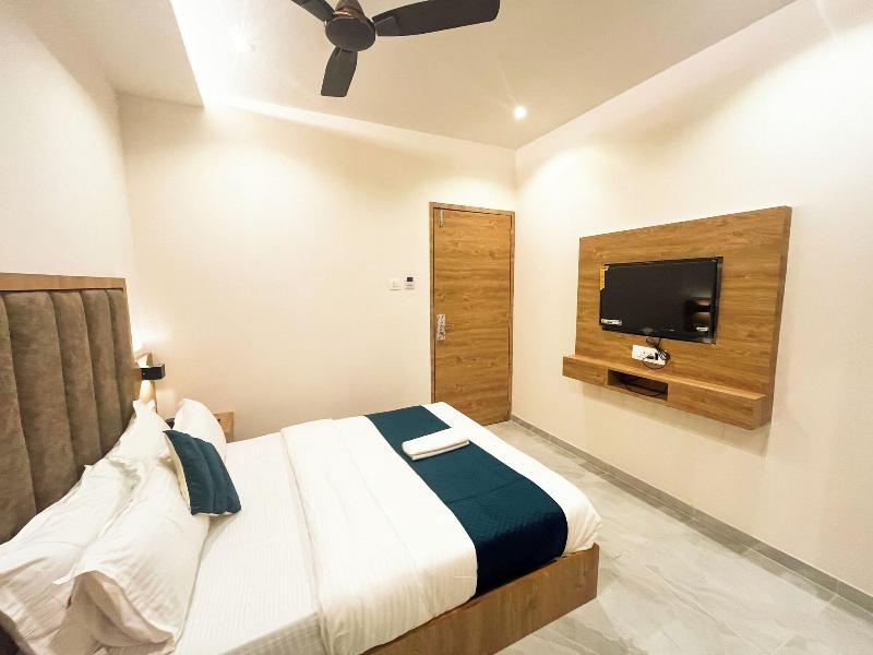 Hotel Grand Executive image