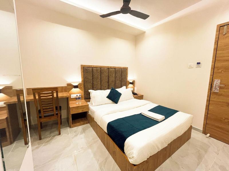 Hotel Grand Executive image