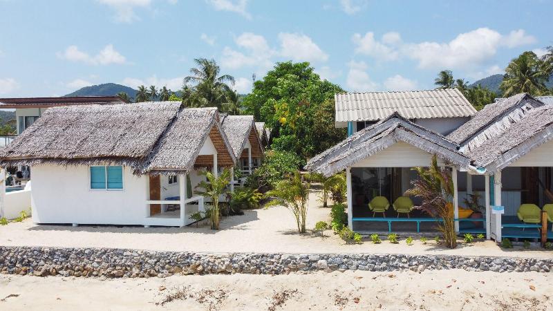 Sand Terrace Beach Bungalows — general view