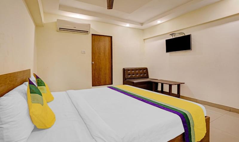 New Harshita Inn By Glitz Hotel image