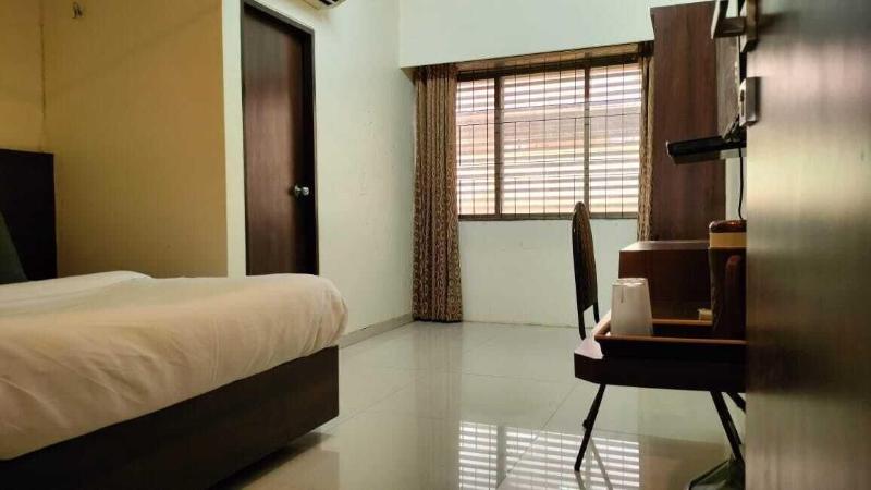New Harshita Inn By Glitz Hotel image
