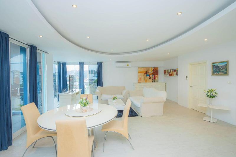 Roomquest Utopia Kata And Residence image