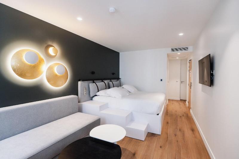 Hotel Victoire image