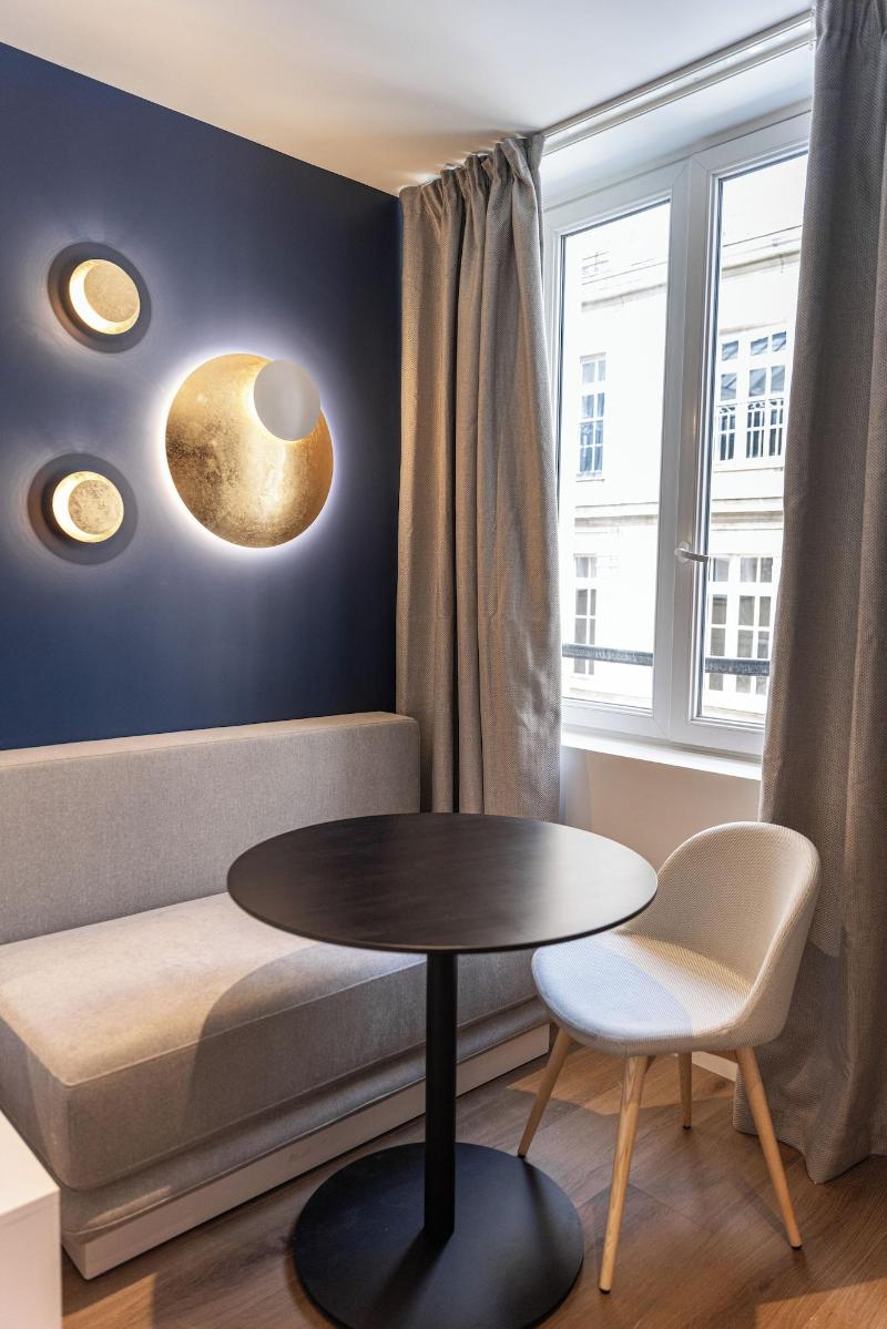 Hotel Victoire image
