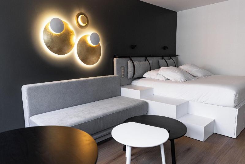 Hotel Victoire image