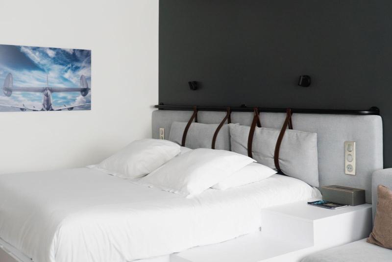 Hotel Victoire image