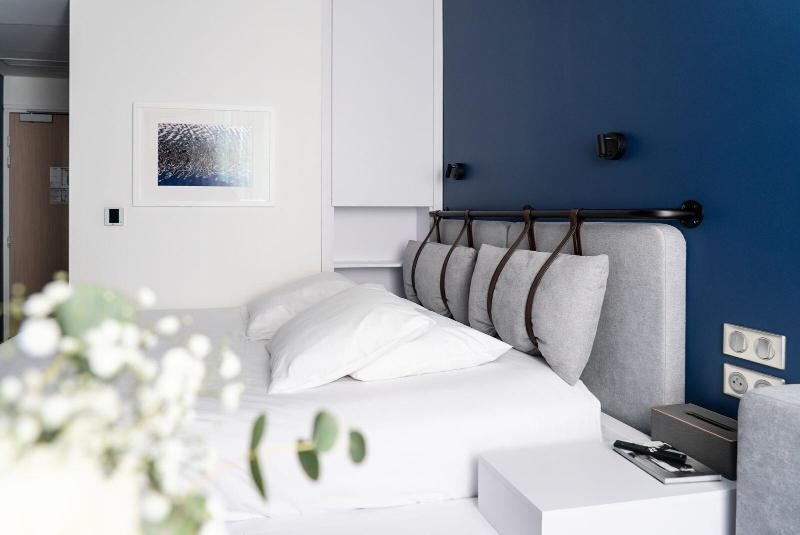 Hotel Victoire image