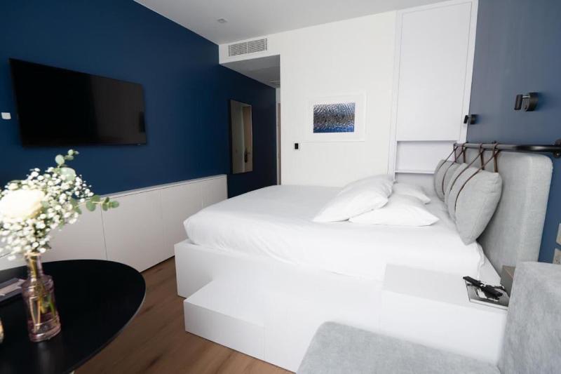 Hotel Victoire image