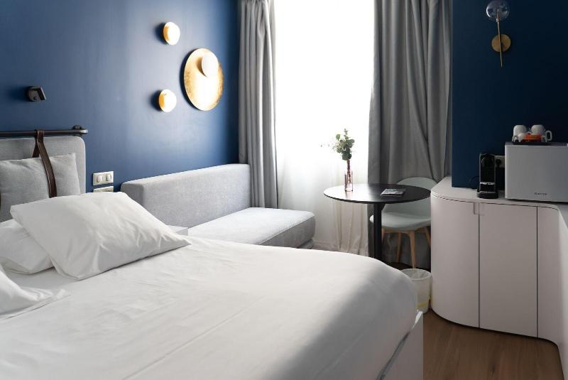 Hotel Victoire image