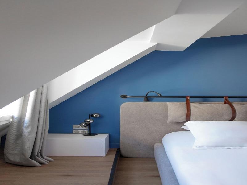 Hotel Victoire image