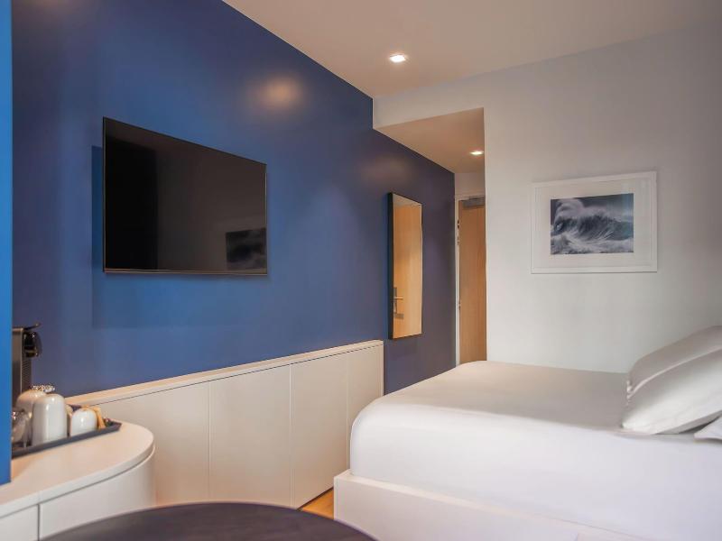 Hotel Victoire image