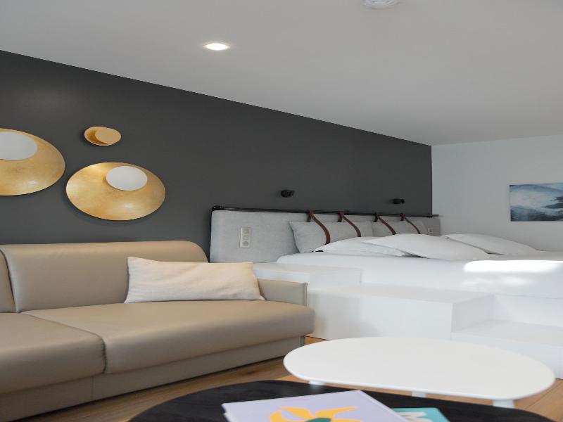 Hotel Victoire image