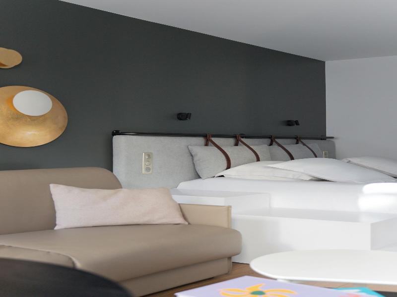 Hotel Victoire image