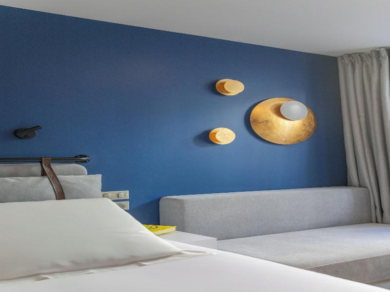 Hotel Victoire image