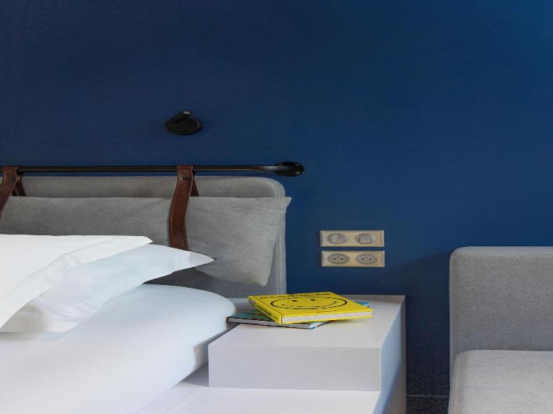 Hotel Victoire image