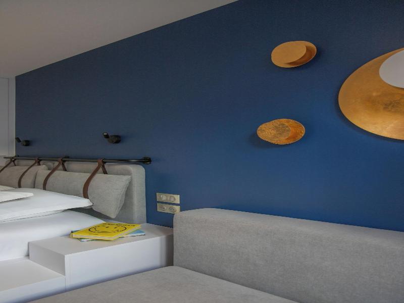 Hotel Victoire image