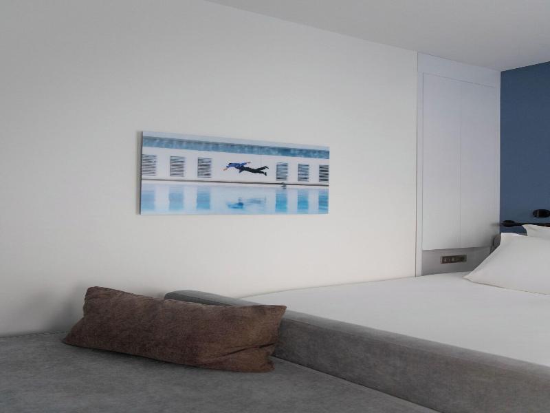 Hotel Victoire image