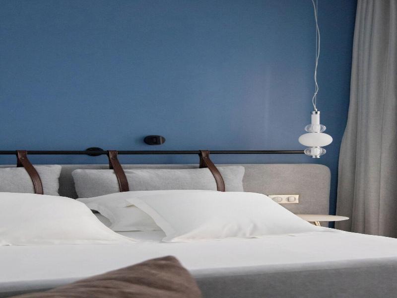 Hotel Victoire image
