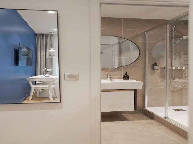 Hotel Victoire image