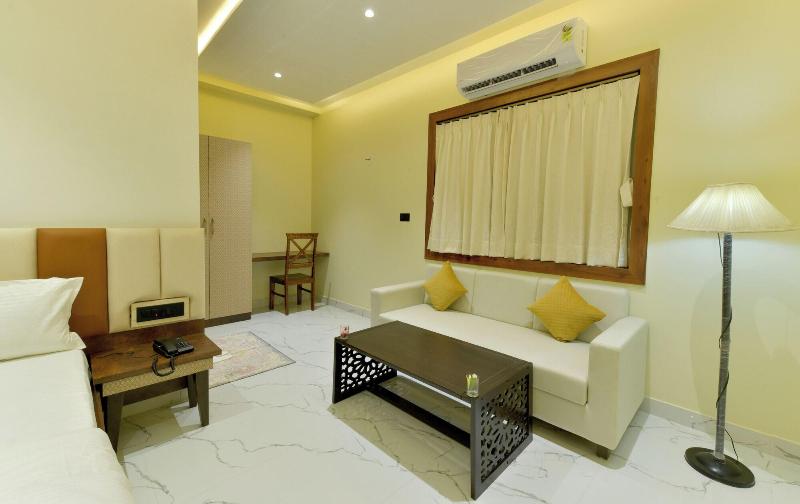 Yashvrinda Hotel And Resort image
