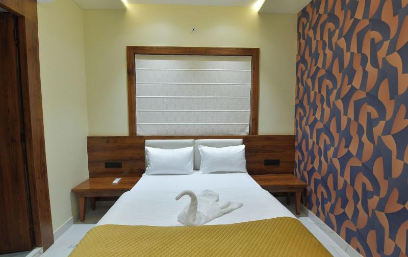 Yashvrinda Hotel And Resort image
