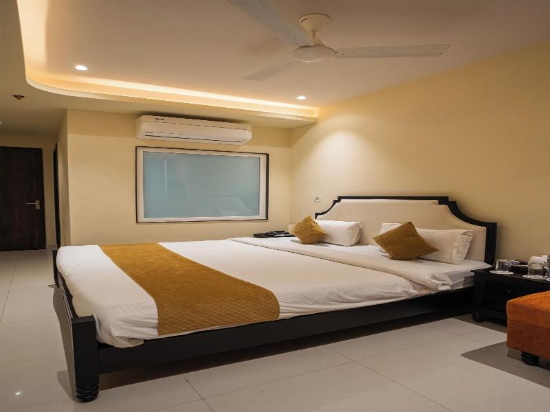 Yashvrinda Hotel And Resort image