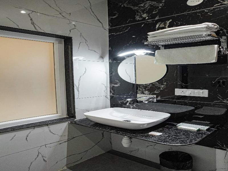 Yashvrinda Hotel And Resort image