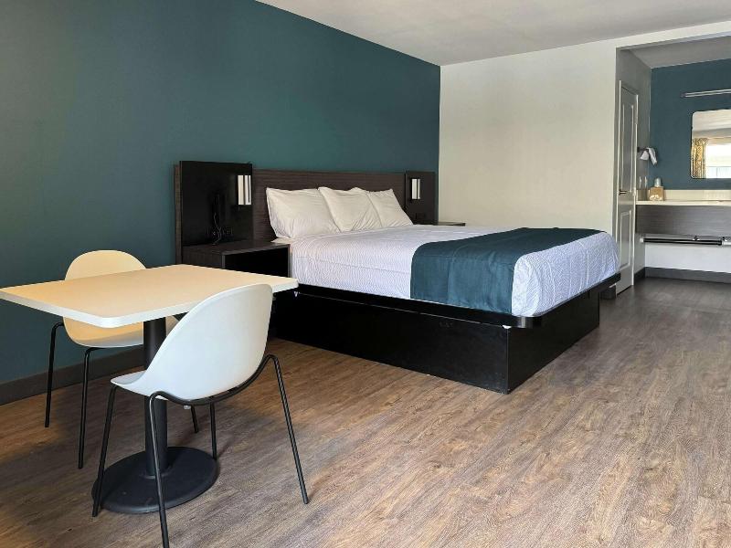 Studio 6 Suites Gardena Ca image