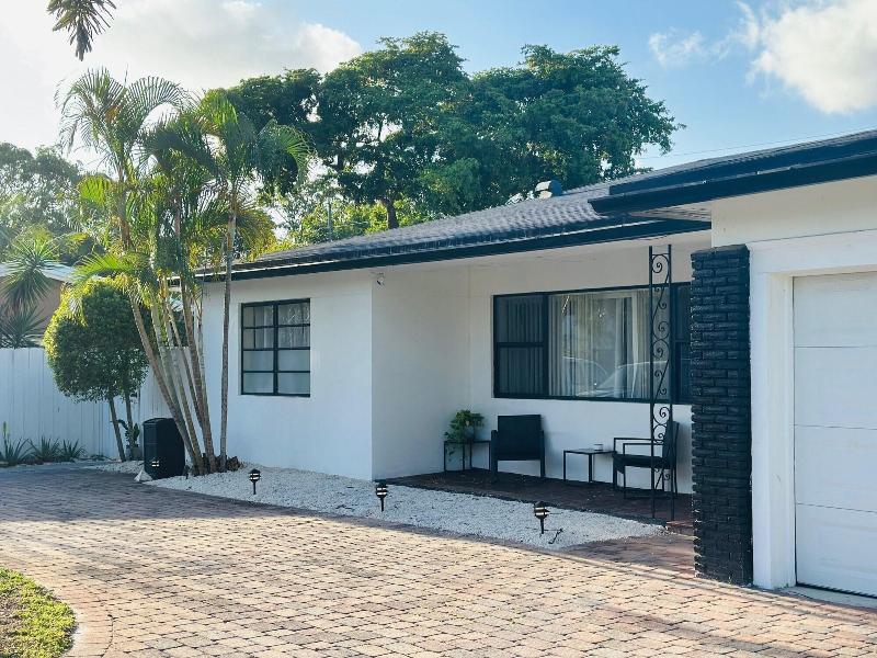 Coastal Guesthouse Wilton Manors image